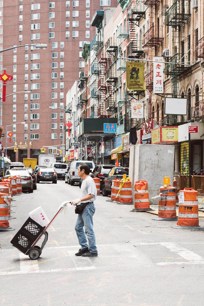 asiatischer mann schiebt wagen in chinatown in new york - Foto, Bild