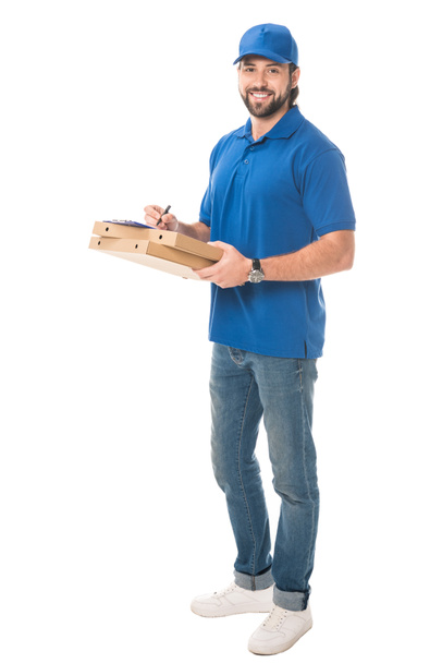 visão de comprimento total do homem de entrega feliz segurando caixas com escrita de pizza na área de transferência isolada no branco
  - Foto, Imagem