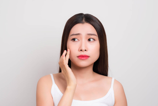 Genç Asyalı kadın yüz cildi hakkında endişe verici - Fotoğraf, Görsel