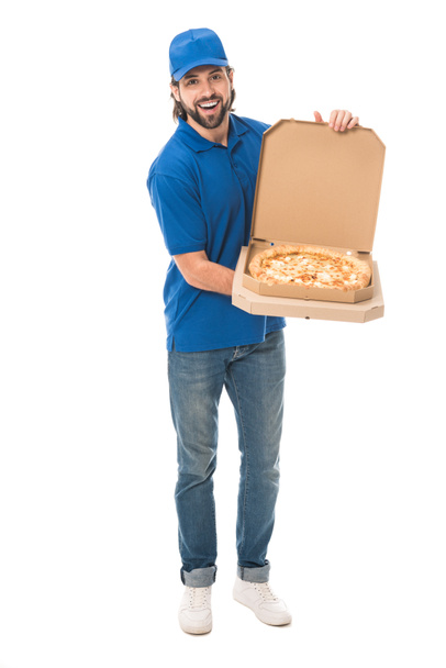 guapo repartidor sosteniendo pizza en cajas y sonriendo a cámara aislada en blanco
  - Foto, imagen