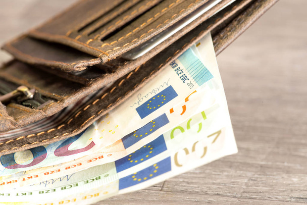 ein Portemonnaie und Euroscheine - Foto, Bild
