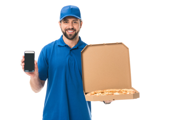 schöner Zusteller mit Smartphone und Pizza in Schachtel isoliert auf weiß   - Foto, Bild