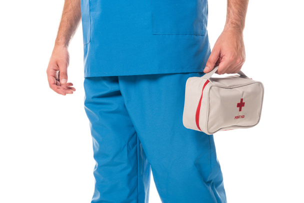 inyección recortada de médico sosteniendo botiquín de primeros auxilios aislado en blanco
 - Foto, imagen