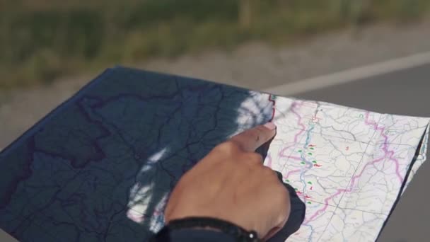 a map of the locality in the hands of a tourist close-up - Footage, Video