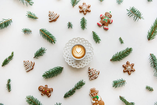 Une tasse de café cappuccino fraîchement aromatisé. Près du paysage dans le style de Noël ou du Nouvel An
. - Photo, image