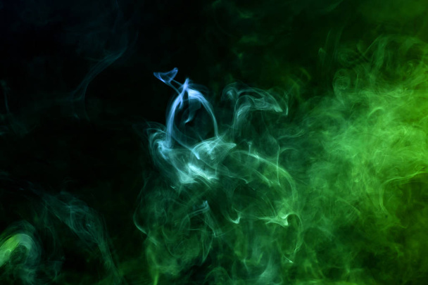 Mrak modré a zelené kouře na černém pozadí izolované. Pozadí z kouře vap - Fotografie, Obrázek
