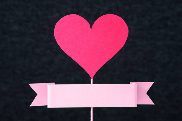 Corazón rojo y cinta vacía con espacio para copiar cortado de cartón o papel en un palo de madera. Diseño artesanal para la tarjeta de día de la madre, de San Valentín o de la mujer. Diseño de plantilla de aniversario con tema de amor
. - Foto, imagen