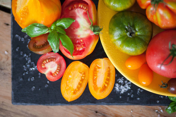 fresh basil and tomatoes on table - Фото, зображення