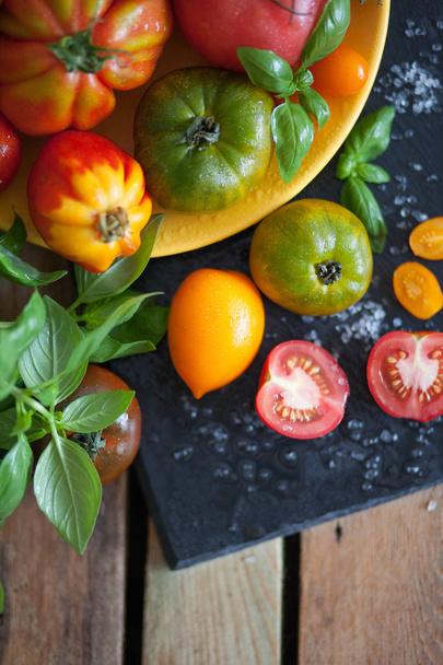fresh basil and tomatoes on table - Фото, зображення