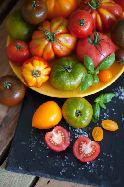 manjericão fresco e tomates na mesa
 - Foto, Imagem