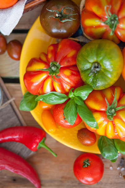 fresh basil and tomatoes on table - Foto, Bild