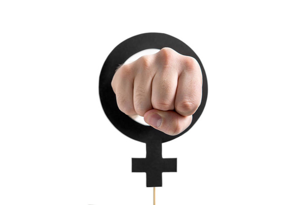 フェミニズム、女の子力やジェンダー平等の概念。また男尊女卑、家庭内暴力や性的平等概念。ダン ボールや木箱のスティックから手と女性のシンボルと記号を拳カット. - 写真・画像