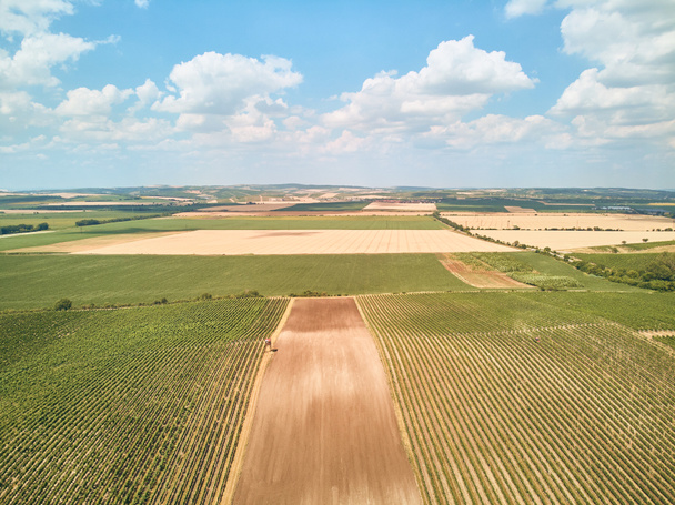 Widok z lotu ptaka krajobraz z pola i błękitne niebo z chmurami, Republika Czeska - Zdjęcie, obraz