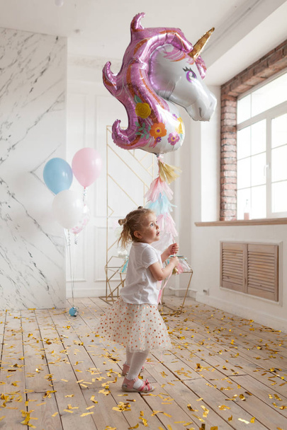 eğlenceli sevimli küçük kız ile Doğum günü. Tek boynuzlu at, kapalı ile festival partisi - Fotoğraf, Görsel