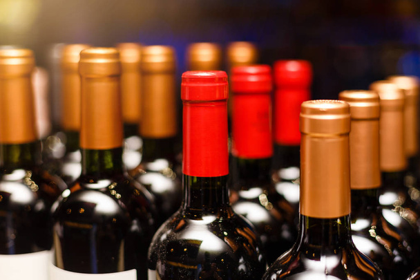 Botellas de vino en la tienda de vinos
. - Foto, Imagen