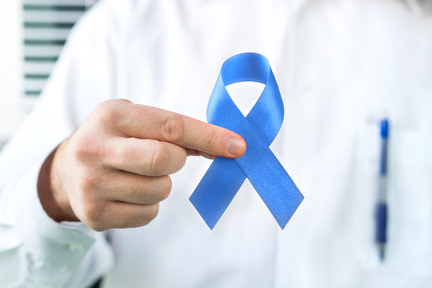 Rakovina prostaty povědomí koncept. Doktor hospodářství modrá stuha. - Fotografie, Obrázek