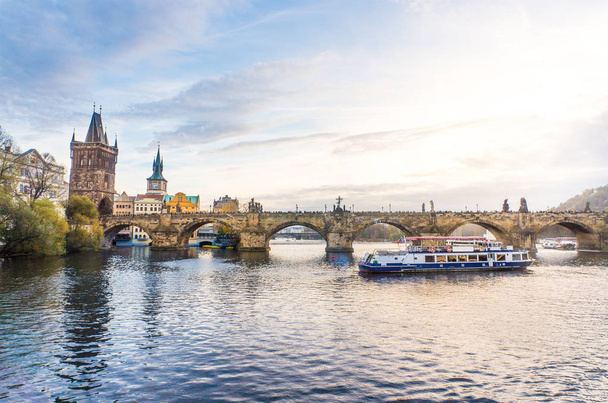 Pont Charles et croisière en bateau dans la rivière Vltava à Prague, République tchèque. Vue panoramique en début de soirée et paysage à la belle ville
. - Photo, image
