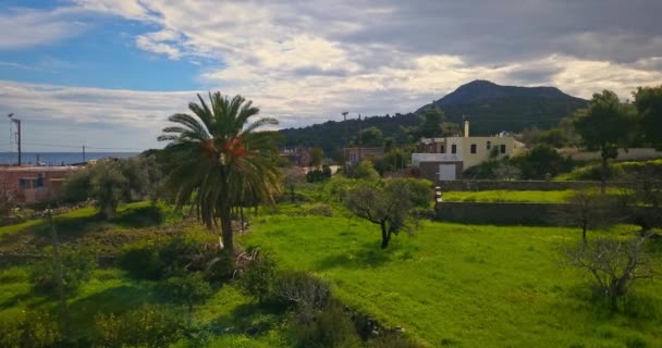 Yunanistan 'ın Saronik Körfezi' ndeki Aegina adasındaki Portes köyünün hava manzarası - Video, Çekim