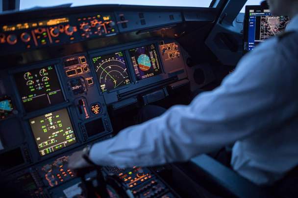 Pilot's hand accelerating on the throttle in  a commercial airliner airplane flight cockpit during takeoff - Foto, Bild