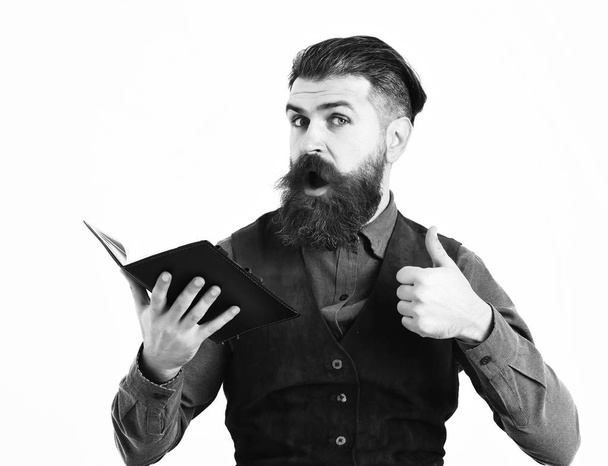 bearded man holding notepad with surprised face - Valokuva, kuva
