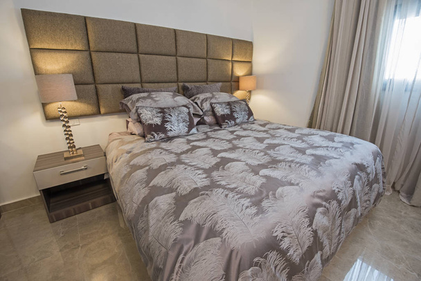 Decoración de diseño de interiores decoración de lujo show home dormitorio con muebles y cama doble
 - Foto, imagen