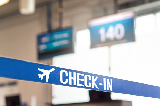 Check-in Schalter am Flughafen. Kundenservice-Schalter im Terminal. - Foto, Bild