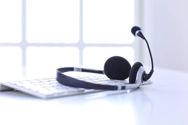 Communicatie support, call center en customer service helpdesk. VoIP hoofdtelefoon op laptop computertoetsenbord - Foto, afbeelding