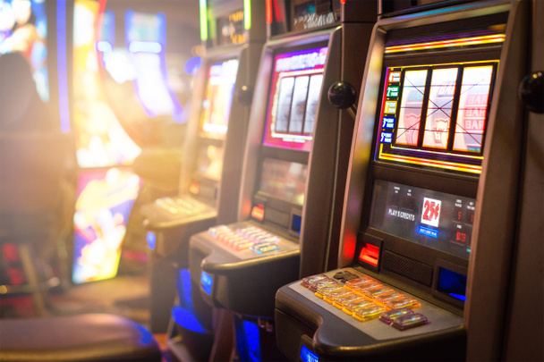 Máquinas tragamonedas en un casino. Juegos de azar y arcade concepto de juegos
. - Foto, Imagen
