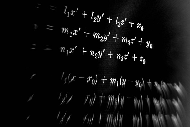 Gran número de fórmulas matemáticas enfocan el zoom en un fondo negro
 - Foto, imagen