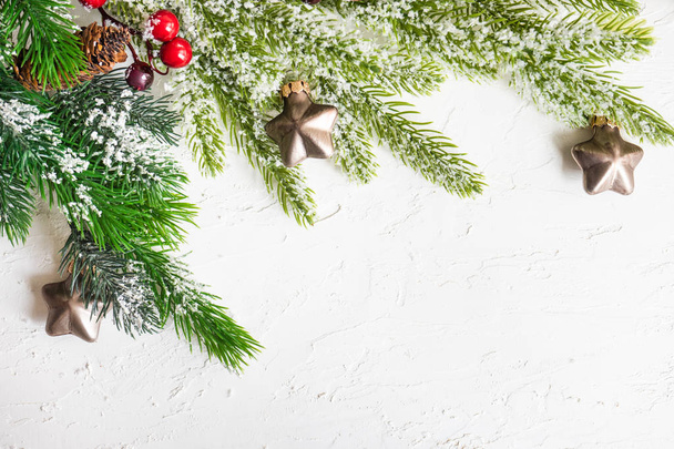Marco de Navidad con cajas de regalo y decoración navideña sobre fondo blanco cocnrete con espacio para copiar
 - Foto, imagen