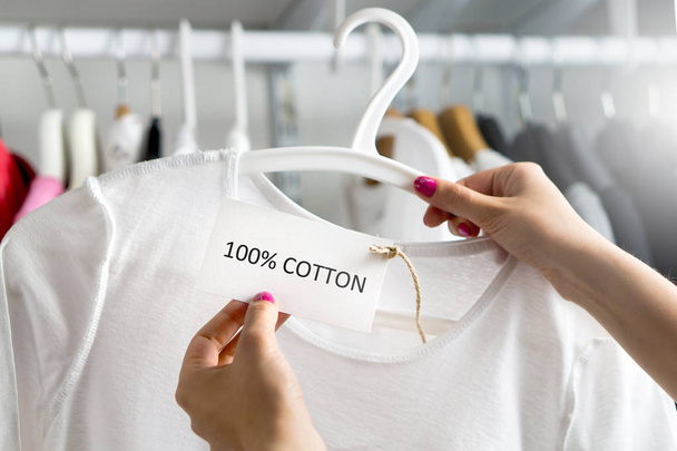 Camiseta de algodón 100% en tienda de ropa
. - Foto, Imagen
