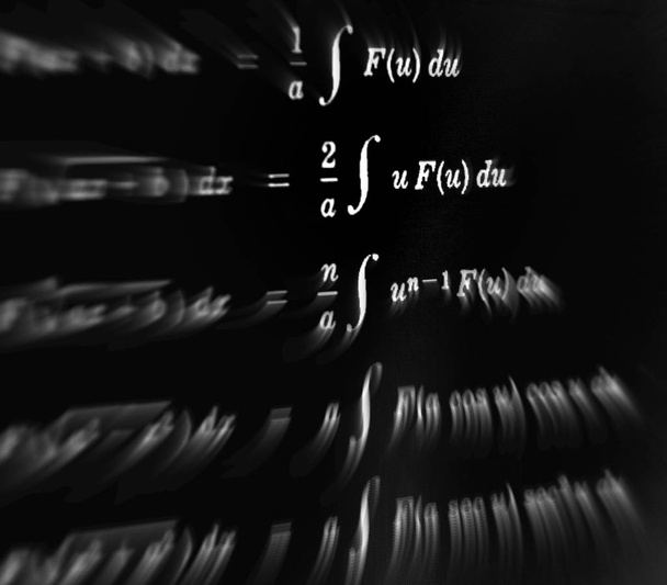 große Anzahl mathematischer Formeln fokussiert Zoom auf schwarzem Hintergrund - Foto, Bild
