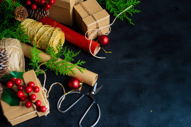 Marco de Navidad con cajas de regalo y decoración de Navidad en pizarra con espacio para copiar
 - Foto, imagen