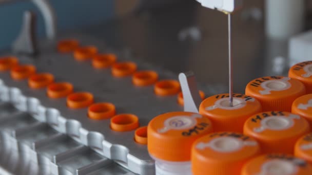In het medisch laboratorium voert close-up robot de procedure van kunstmatige bevruchting van de eieren met een naald - Video