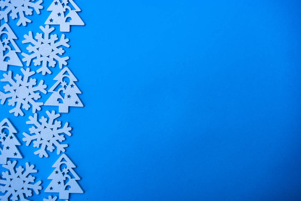 Kerst frame met witte vakantie decor op blauwe achtergrond met kopie ruimte - Foto, afbeelding