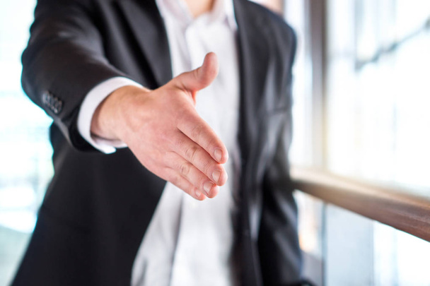 Úspěch, příležitost, dohodu nebo dohody. Obchodní muž dává ruku pro handshake v moderní kancelářské budovy a nabízí. - Fotografie, Obrázek