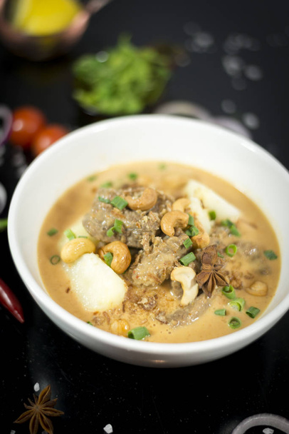 Carne de res masajista curry, cocina tailandesa
 - Foto, imagen