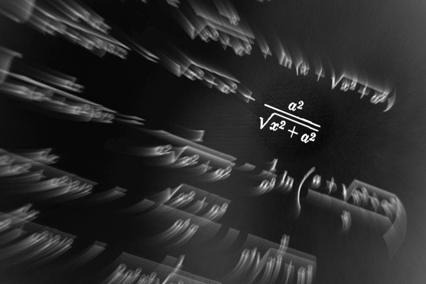 Μεγάλος αριθμός μαθηματικούς τύπους εστίασης ζουμ σε ένα μαύρο φόντο - Φωτογραφία, εικόνα