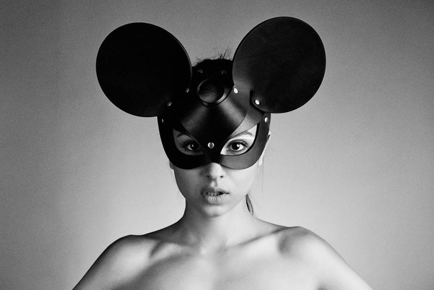 Portrait of young seductive woman in dark mouse mask - Foto, Imagen