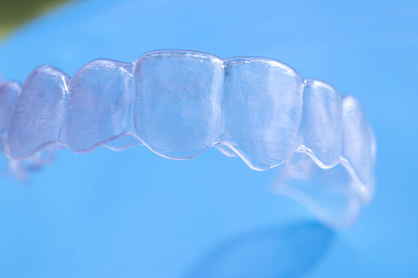 Prostownice aligner niewidoczne jasne dentystyczny zęby za leczenie ortodontyczne dentysta jako nowoczesne, estetyczne uchwyty. - Zdjęcie, obraz