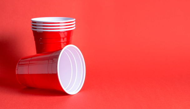Modello di sfondo tazza partito rosso. Contenitori di alcol con spazio di copia negativo
. - Foto, immagini