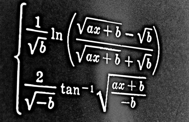 Grand nombre de formules mathématiques sur fond noir HDR
 - Photo, image