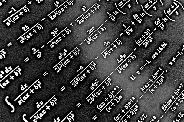 Grande número de fórmulas matemáticas em um fundo preto HDR
 - Foto, Imagem