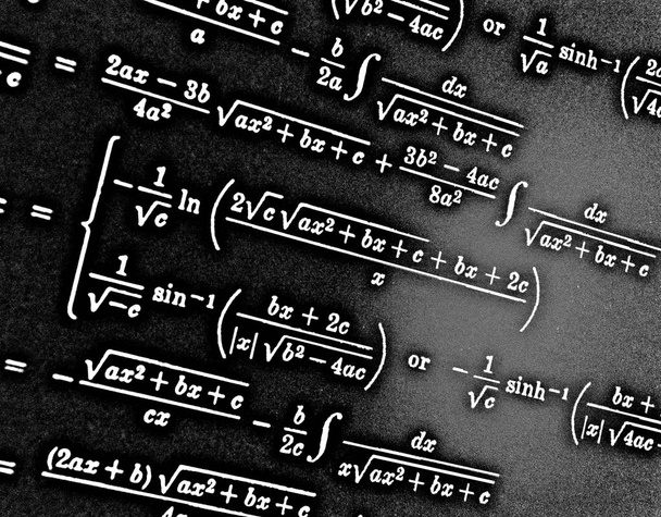 Gran número de fórmulas matemáticas sobre fondo negro HDR
 - Foto, Imagen