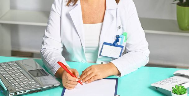 Ritratto di donna medico felice in ufficio
 - Foto, immagini