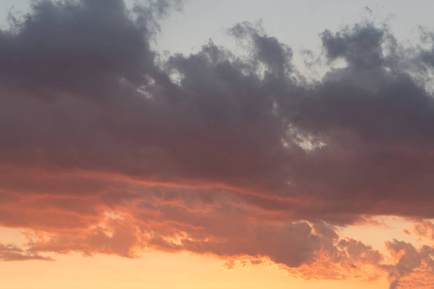 Widok na zachmurzone niebo podczas zachodu słońca - Zdjęcie, obraz