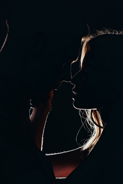 fiatal pályázati pár fog csókolni a sötét sziluettek - Fotó, kép
