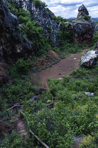 von oben kleiner Pfad mit hölzernen Stufen in grünen Bergen im cerro del hierro, seviile - Foto, Bild