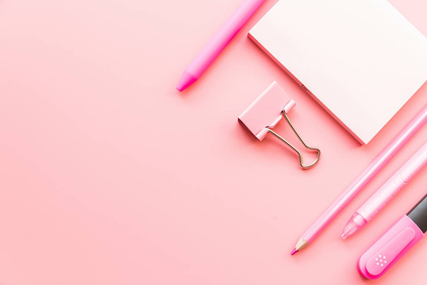 terug naar school-concept. kantoorbenodigdheden. roze briefpapier op roze achtergrond bovenaanzicht plat leggen - Foto, afbeelding