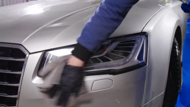 Car Detaillierung Konzept. Mann hält Mikrofaser in der Hand und poliert Auto - Filmmaterial, Video